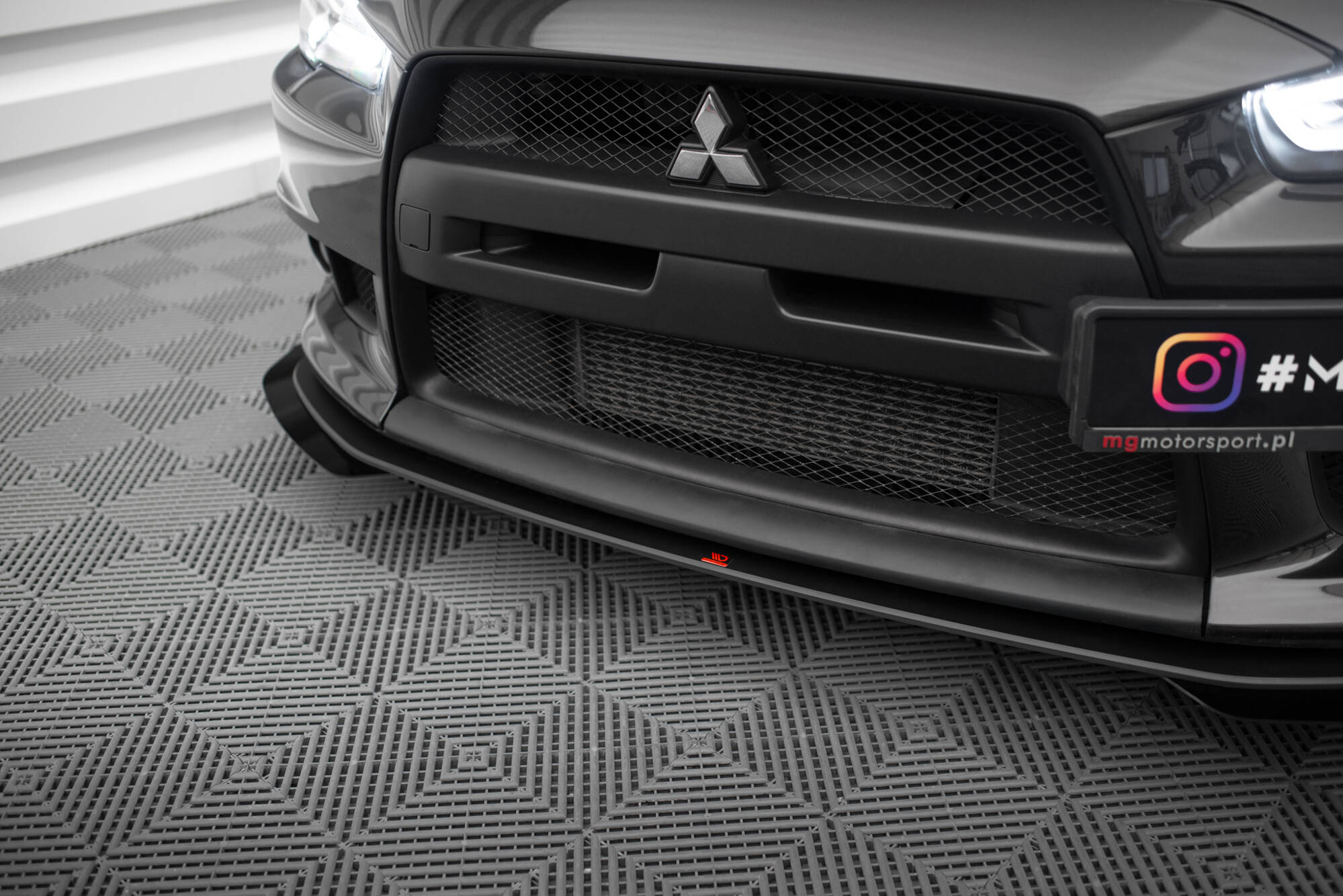 Street Pro Voorspoiler + Flaps Mitsubishi Lancer EVO X Maxton Glanzend zwart