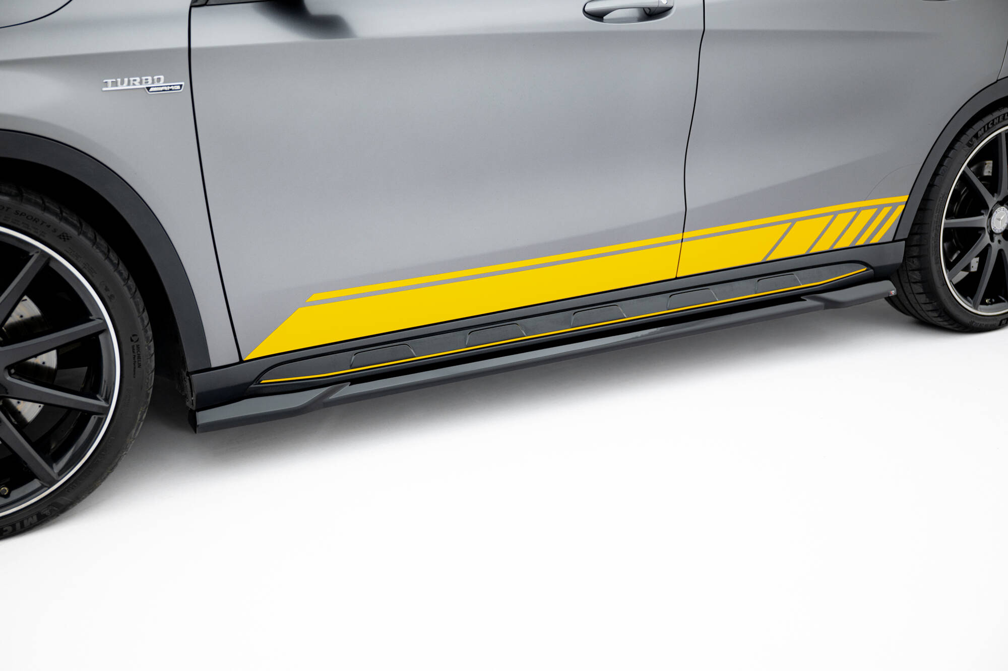 Bodykit Mercedes-Benz GLA 45 AMG Off-roader X156 Maxton Glanzend zwart