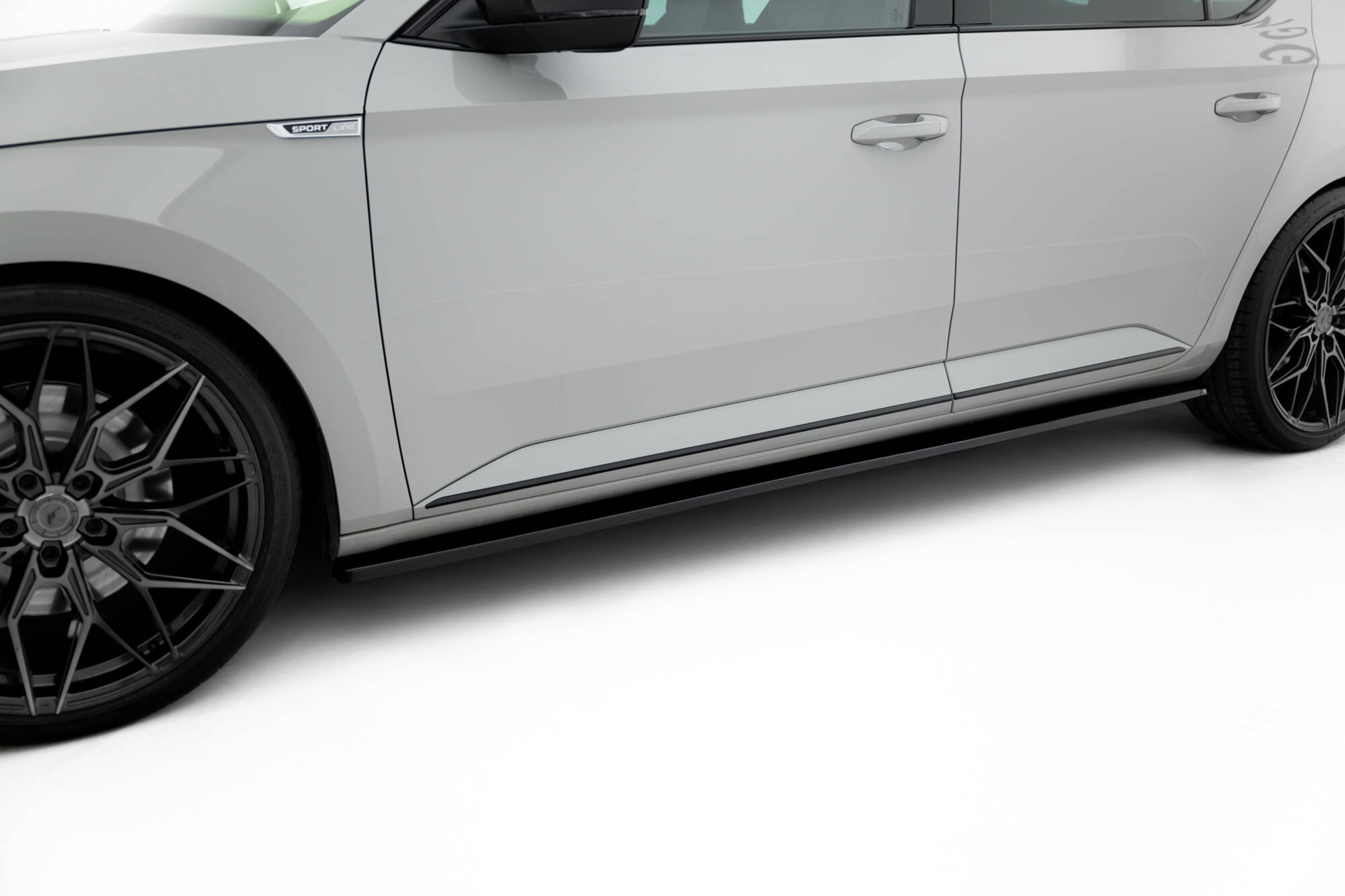 Bodykit V.1 Skoda Superb Liftback MK3 Maxton Glanzend zwart