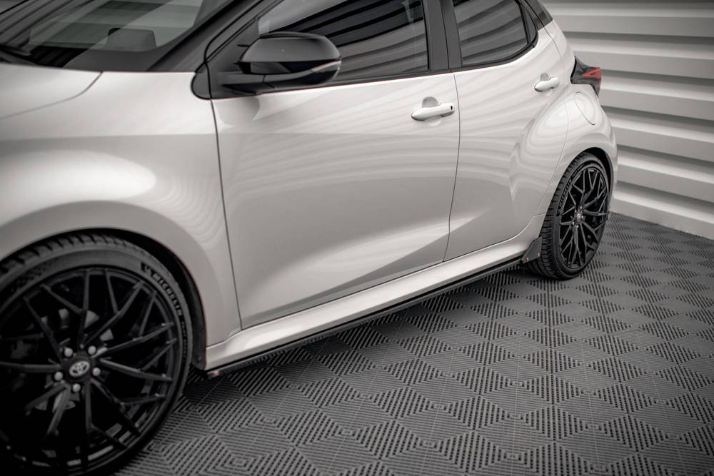 Zijskirts V.1 met Canards Toyota Yaris MK4 Maxton Glans Zwart