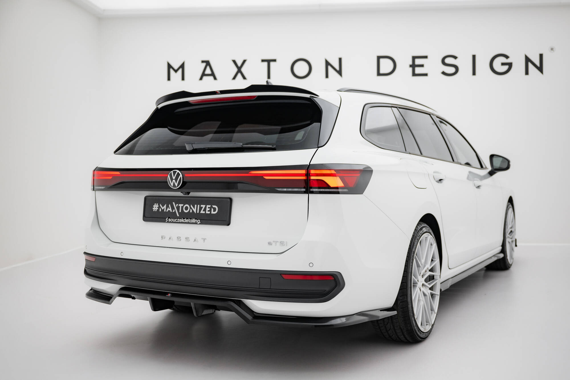 Spoiler Cap Volkswagen Passat B9 Maxton Glanzend zwart