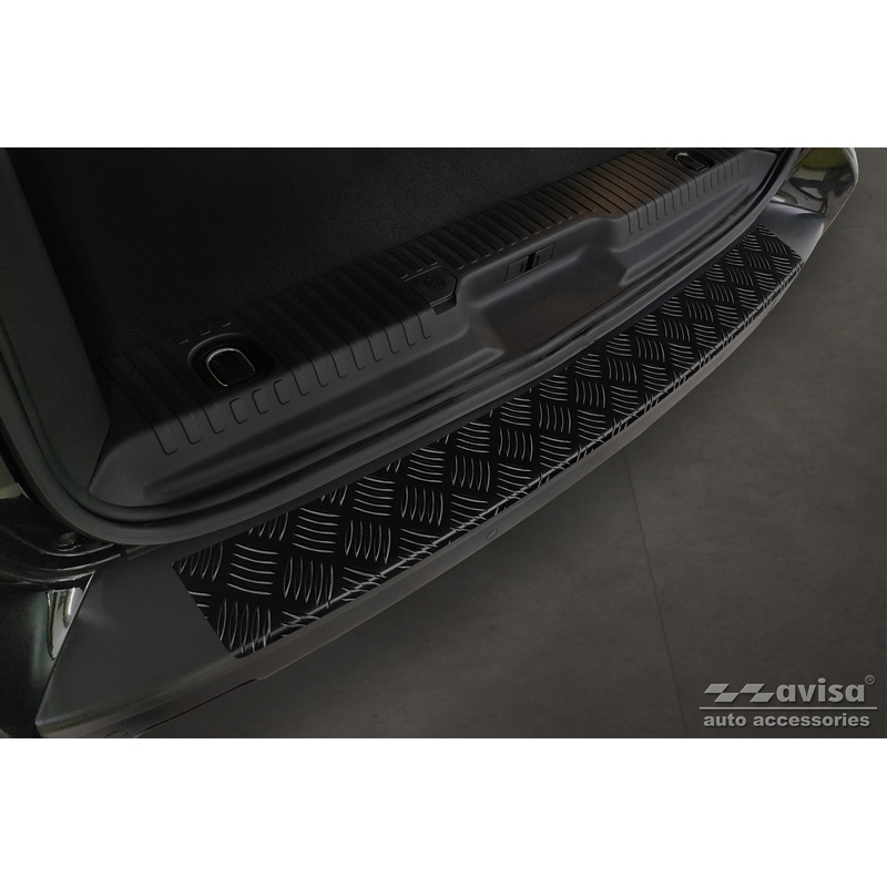 Matzwart Aluminium Achterbumperprotector  Citroën Space Tourer & Jumpy 2016- / Peugeot Traveller & Expert 2016- / Toyota Proace Verso 2016- / Opel Vivaro & Zafira Life 2019- (modellen met ongespoten bovenzijde bumper) 'Riffled Plate'