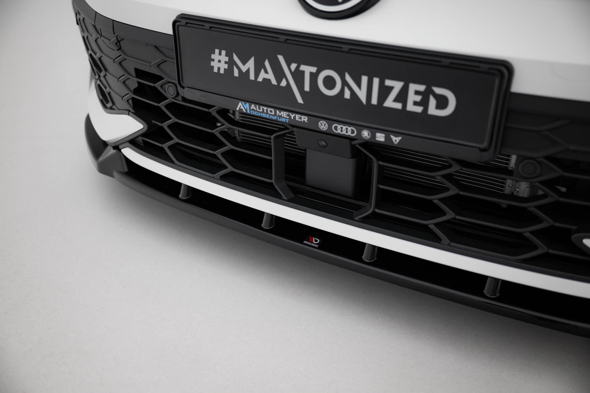 Voorspoiler V.2 Volkswagen Golf GTI / GTE / R-Line Mk8 Facelift Maxton Glanzend zwart