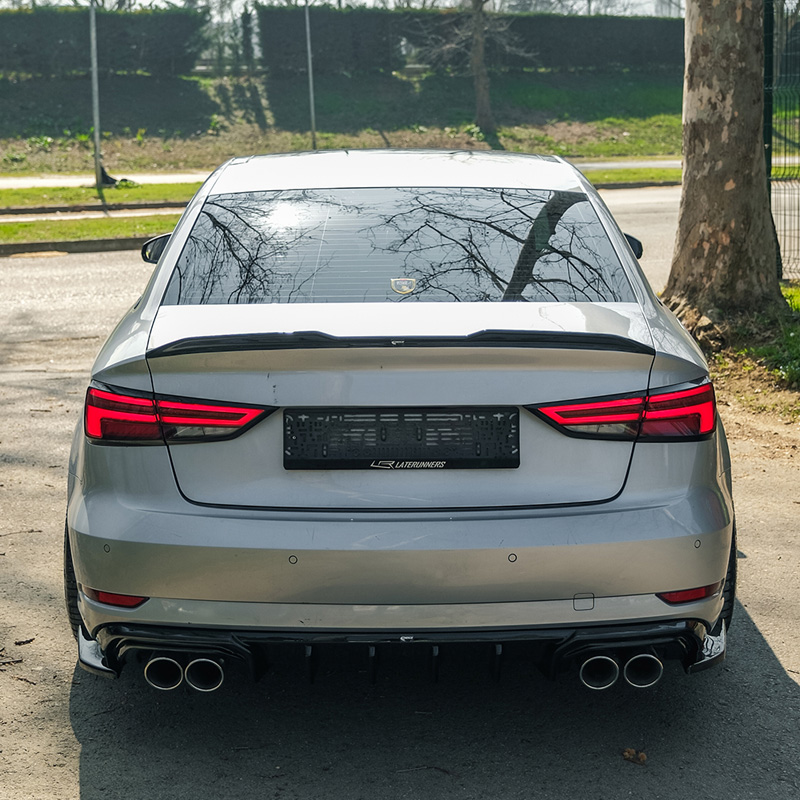 Oneway Complete bodykit  Audi A3 (8V) Sedan Facelift 2016-2020 (dubbele uitlaat L/R) - Glanzend zwart