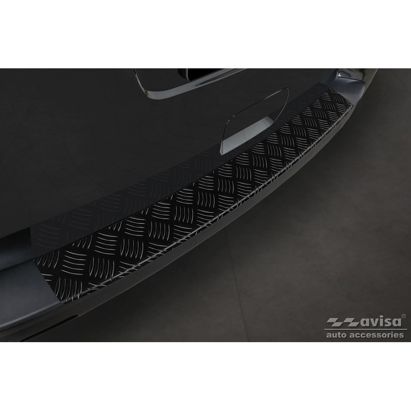 Matzwart Aluminium Achterbumperprotector  Citroën Space Tourer & Jumpy 2016- / Peugeot Traveller & Expert 2016- / Toyota Proace Verso 2016- / Opel Vivaro & Zafira Life 2019- (modellen met ongespoten bovenzijde bumper) 'Riffled Plate'