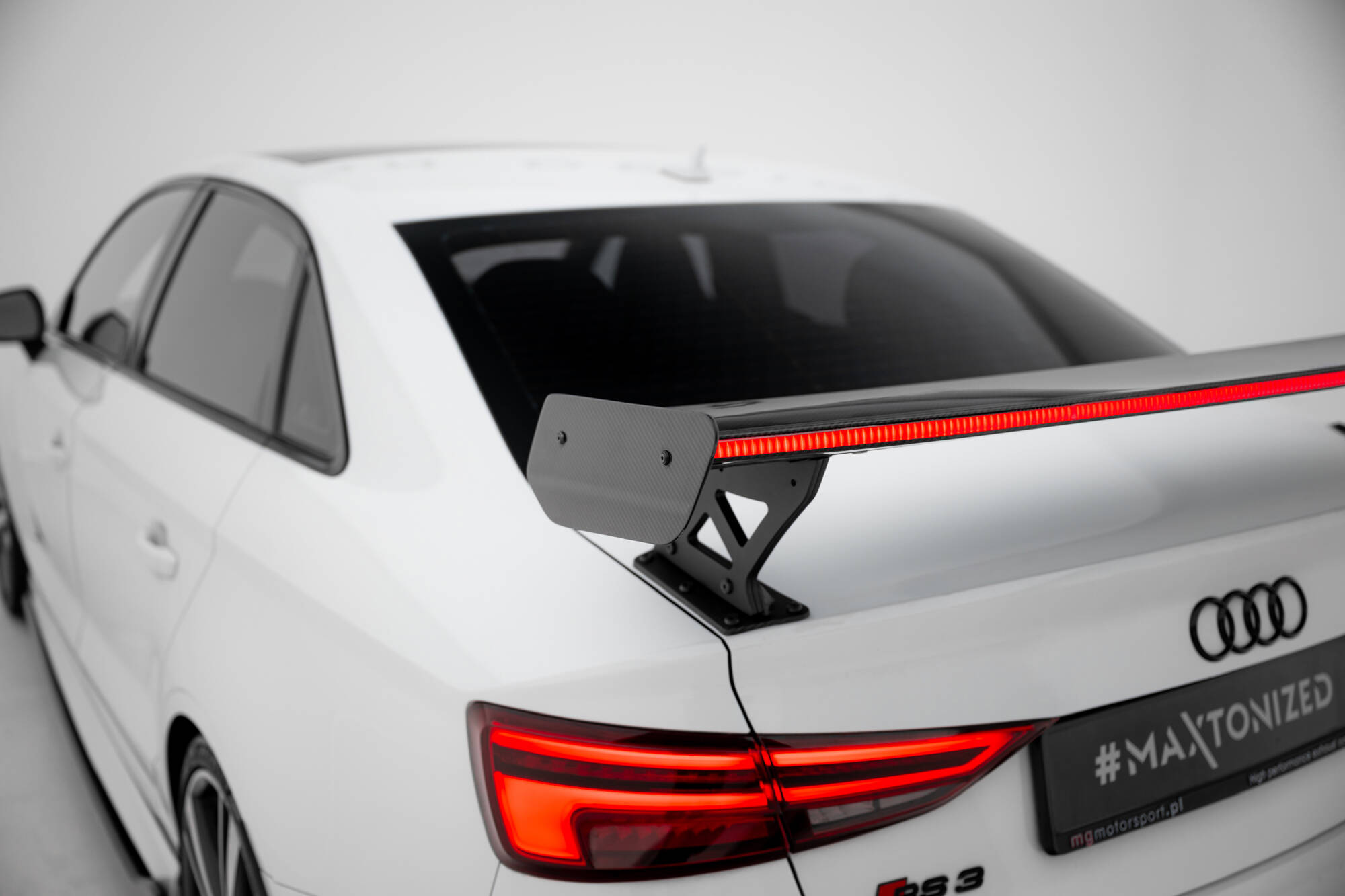 Carbon Spoiler + LED Audi A3 / A3 S-Line / S3 / RS3 Sedan 8Y / 8Y Facelift Maxton Glanzend zwart