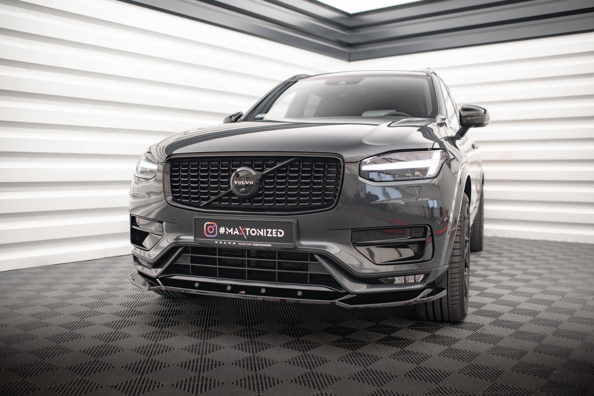 Voorspoiler V.1 Volvo XC90 R-Design Facelift 2019-2024 Maxton Glans Zwart
