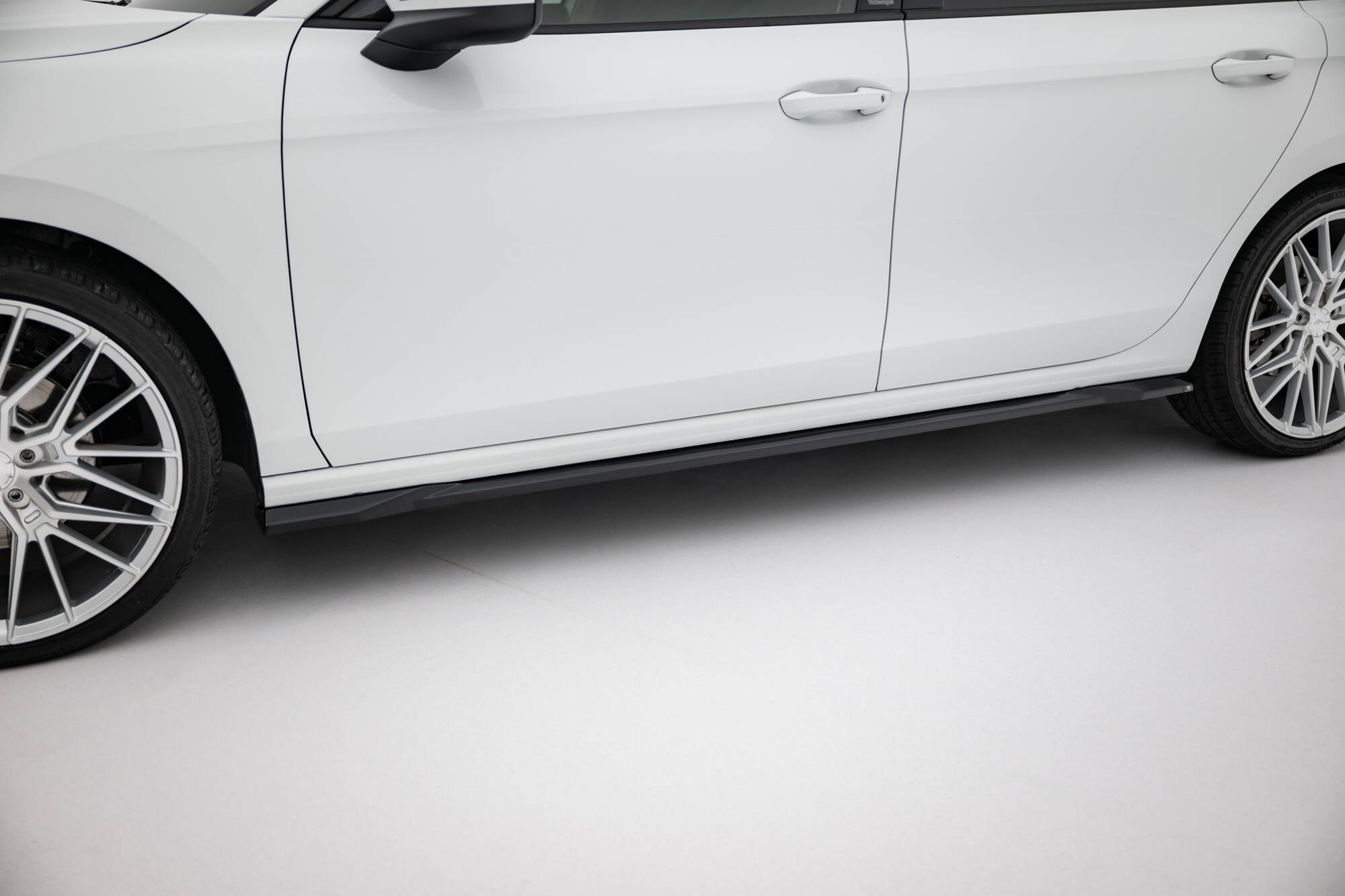 Zijskirts Volkswagen Passat B9 Maxton Glanzend zwart