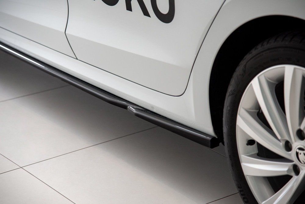 Zijskirts V.2 Maxton Skoda Octavia Mk4 Glans Zwart