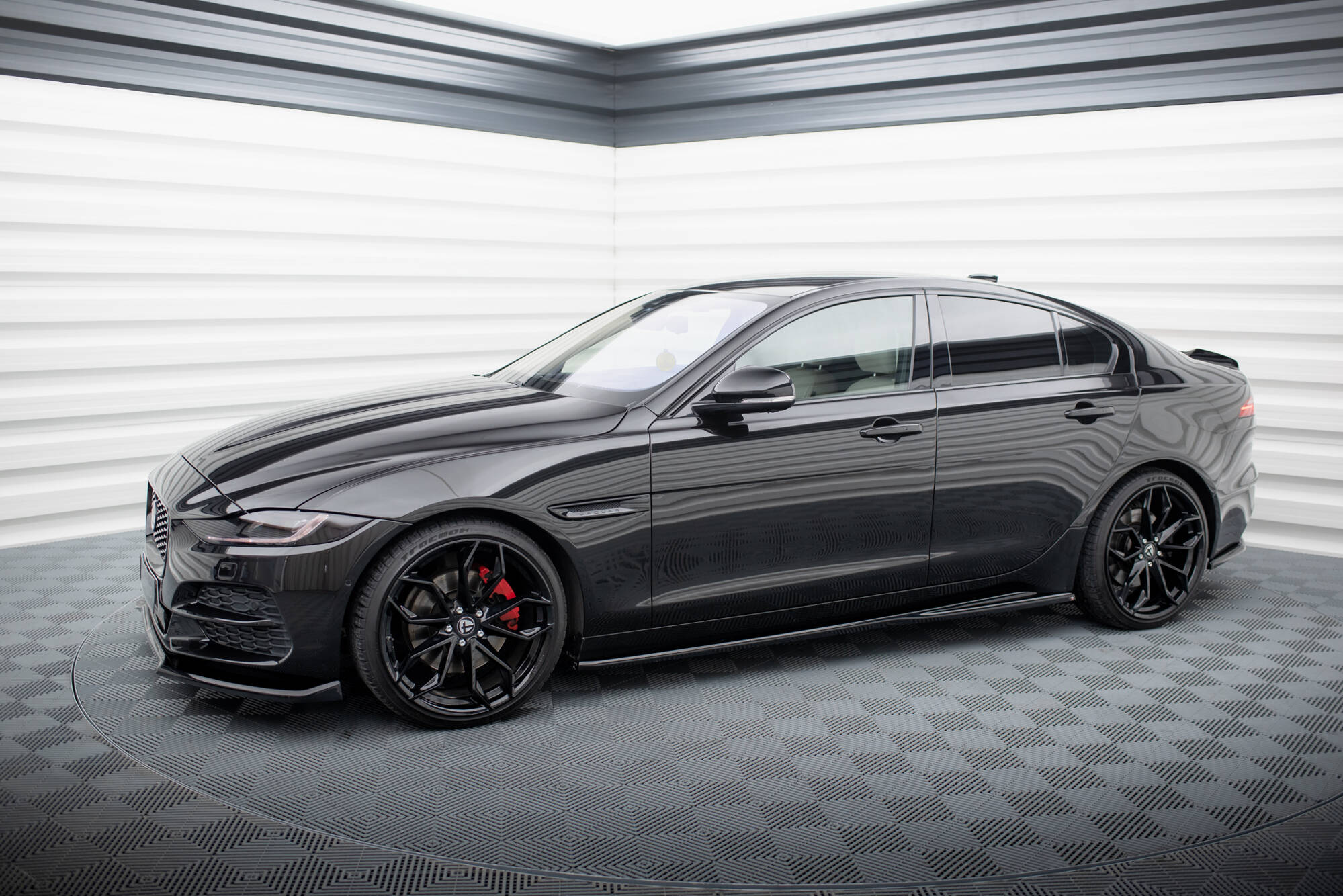 Bodykit Jaguar XE X760 Facelift Maxton Glanzend zwart