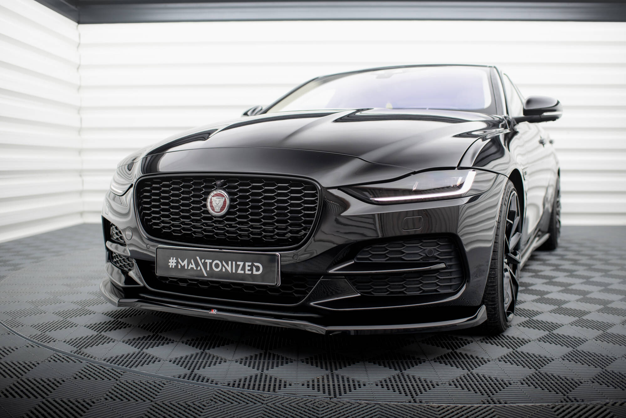 Bodykit Jaguar XE X760 Facelift Maxton Glanzend zwart