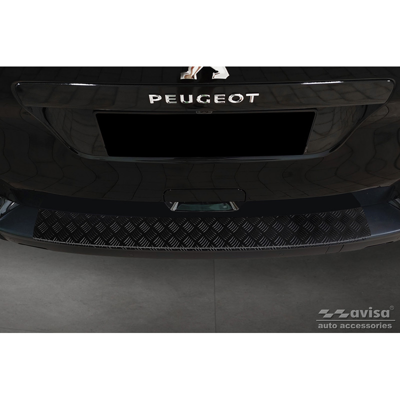 Matzwart Aluminium Achterbumperprotector  Citroën Space Tourer & Jumpy 2016- / Peugeot Traveller & Expert 2016- / Toyota Proace Verso 2016- / Opel Vivaro & Zafira Life 2019- (modellen met ongespoten bovenzijde bumper) 'Riffled Plate'