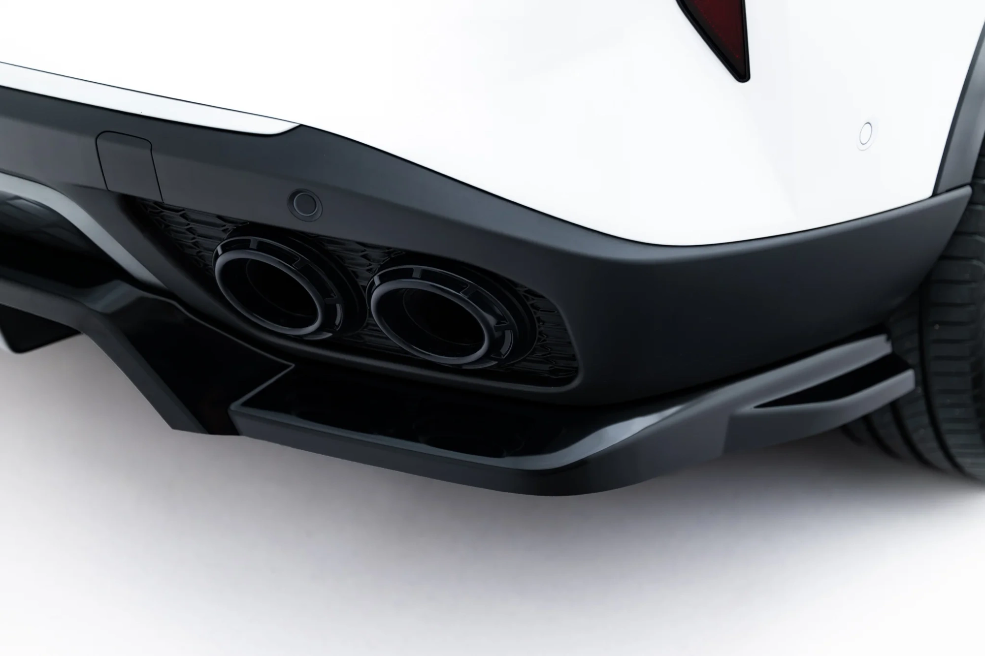 Rear Splitter Omoda 9 Mk1 met Verticale Spijlen Maxton Glanzend Zwart